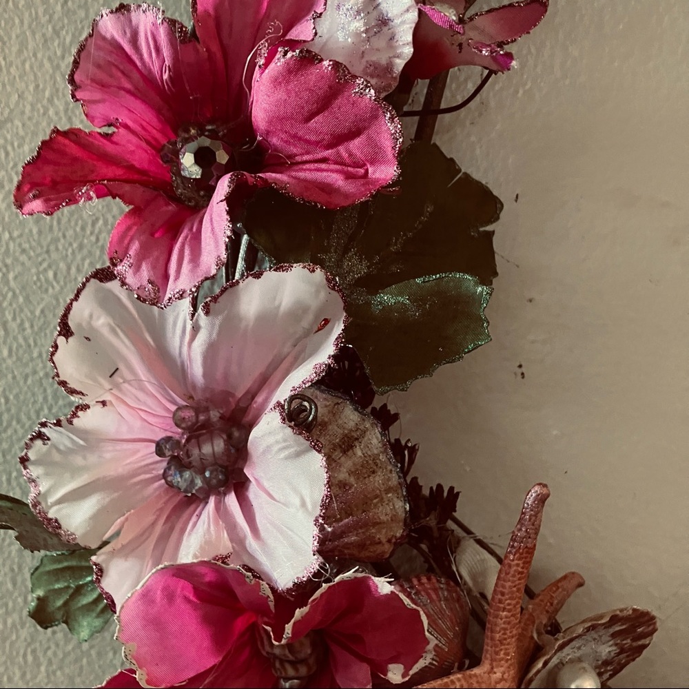 Hand dyed Flowers and seashells grapevine wreath - Picture 3 of 5